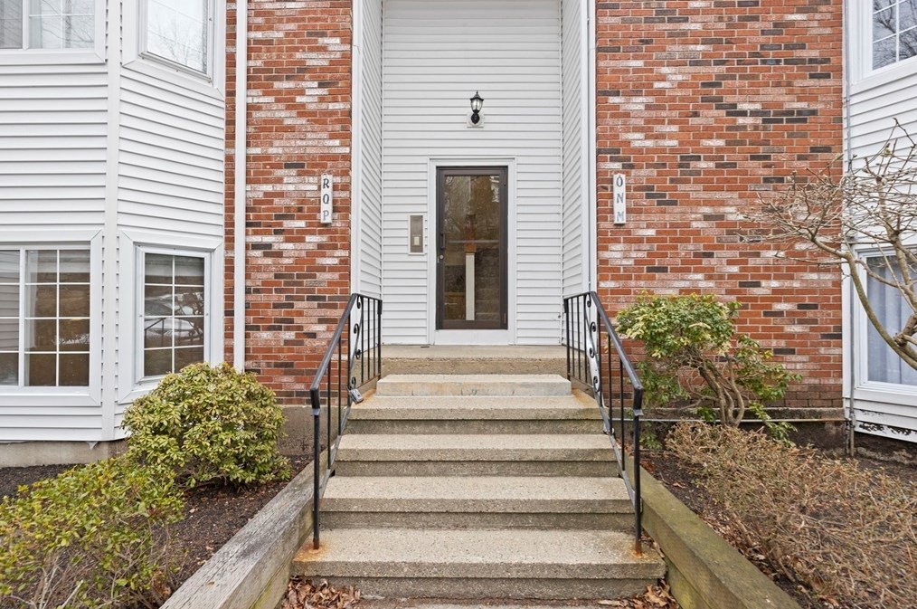 121 Tall Oaks Dr, Weymouth MA 02190-3516 exterior