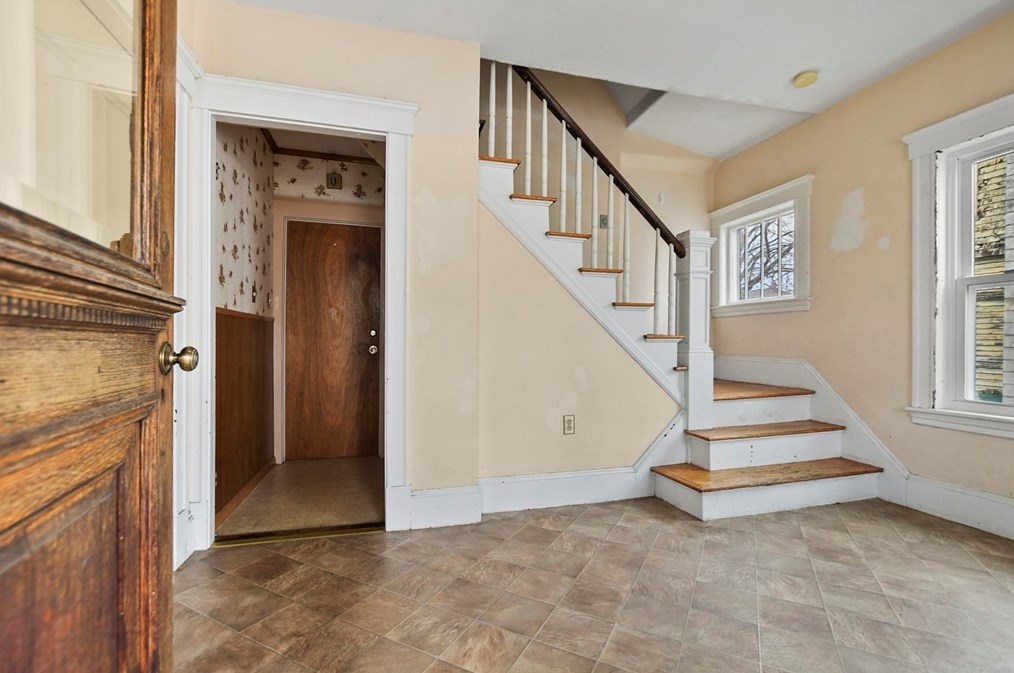 67 Hawthorn St, Lowell MA 01851-3615 exterior