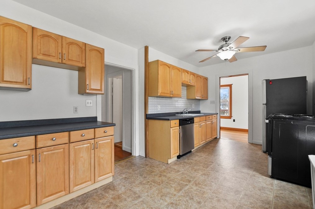 67 Hawthorn St, Lowell MA 01851-3615 exterior