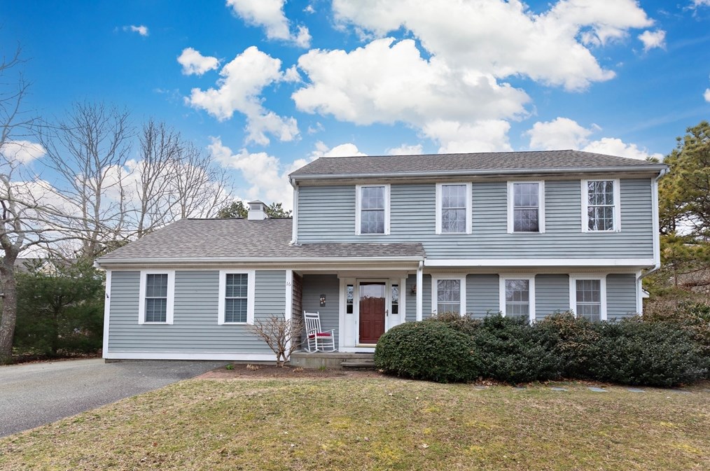16 Quashnet Woods Dr, Mashpee, MA 02649