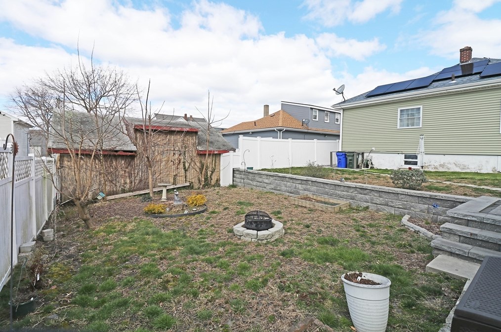 175 Sprague St, Fall River MA  02724-1429 exterior