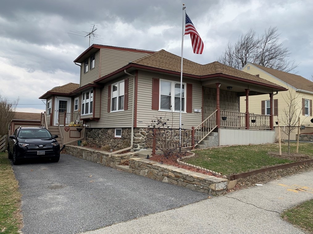 182 Delmont Ave, Worcester MA  01604-3206 exterior