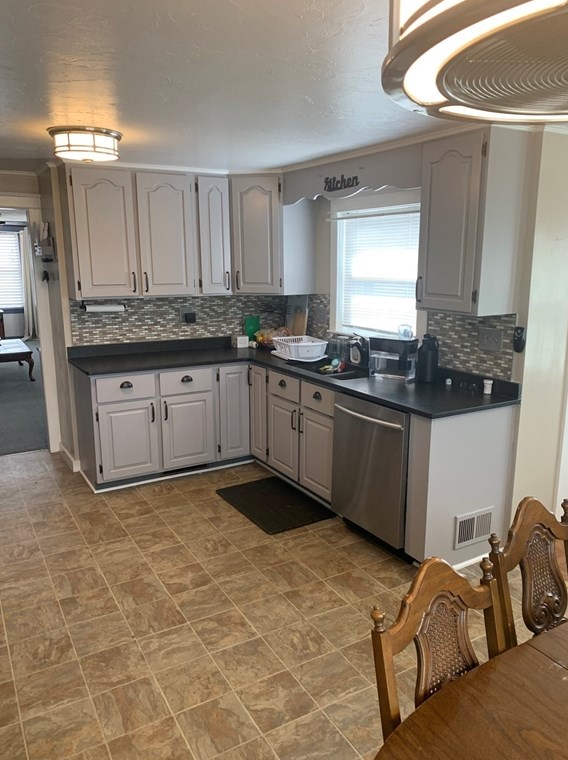 182 Delmont Ave, Worcester MA  01604-3206 exterior