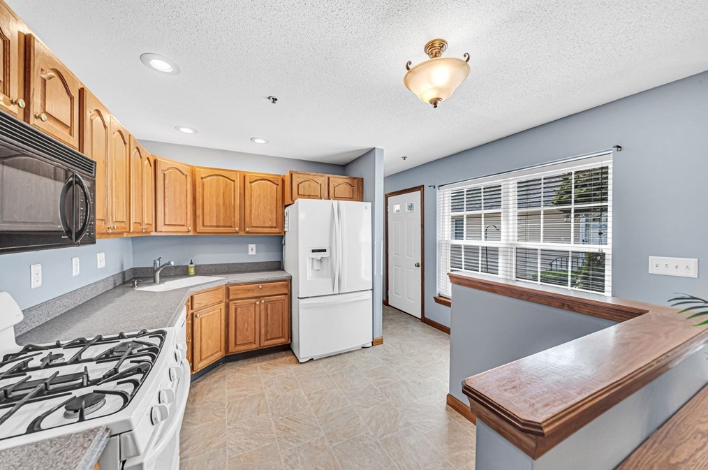 27 Castle Hill Rd #c, Agawam, MA 01001