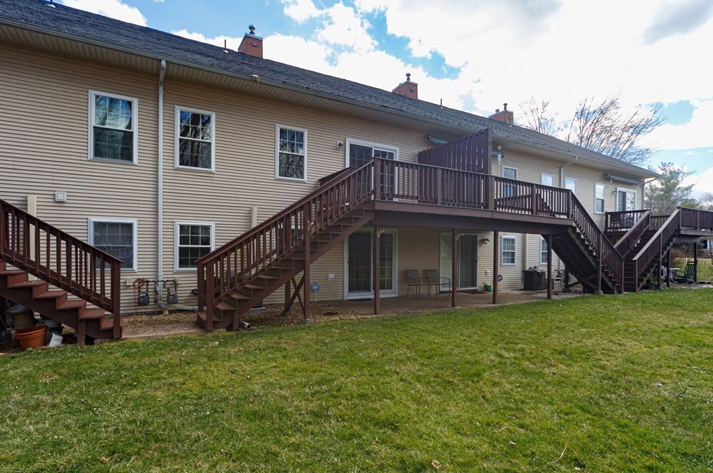 27 Castle Hill Rd, Agawam MA  01001-2460 exterior