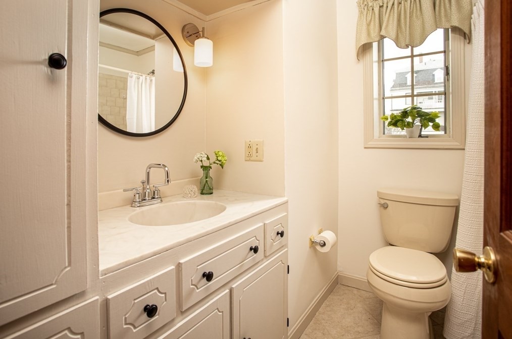 564 Almond St, Fall River MA 02724-1504 exterior