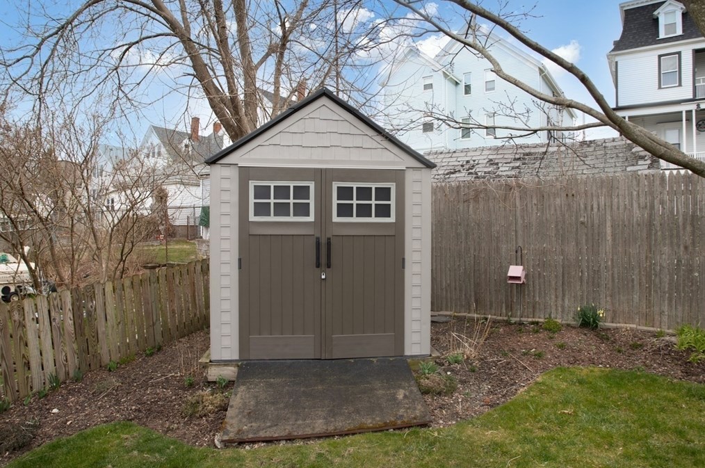 564 Almond St, Fall River MA 02724-1504 exterior