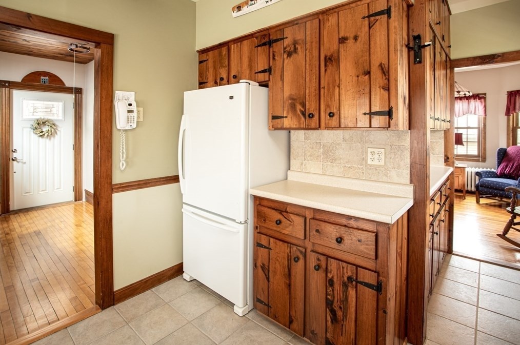 564 Almond St, Fall River MA 02724-1504 exterior