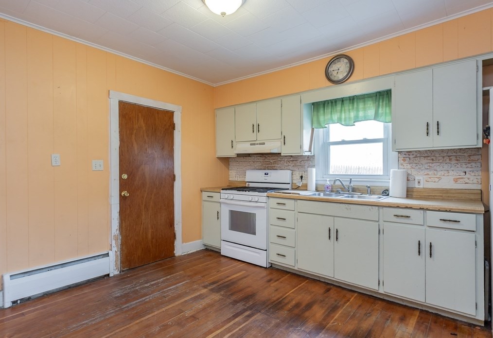 88 Howe St, Fall River MA 02724-2306 exterior