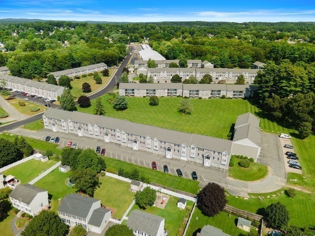 74 Tennis Plaza Rd, Dracut MA 01826-6327 exterior