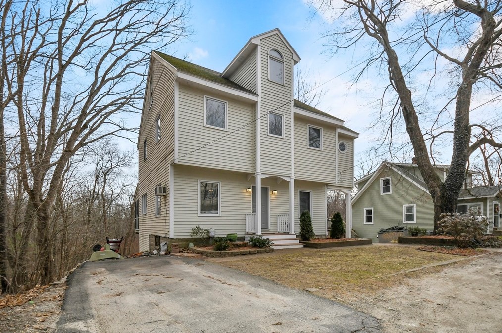 18 Teddy Rd, Worcester, MA 01603 exterior