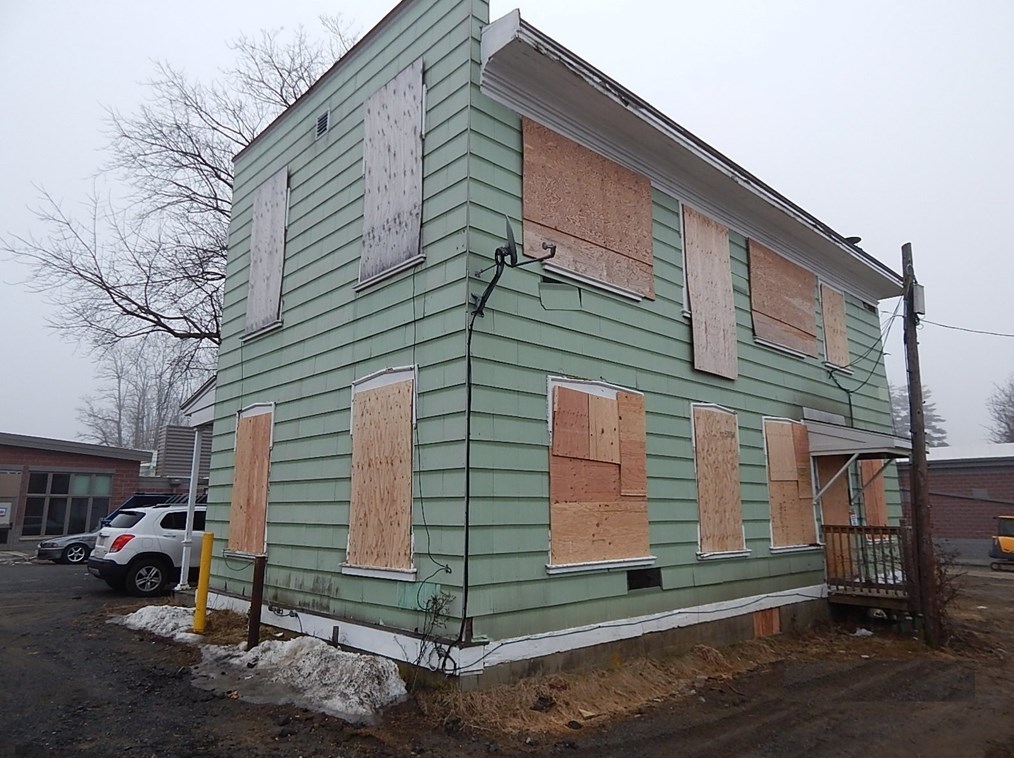 1 Coombs Ave, Greenfield MA  01301-3204 exterior