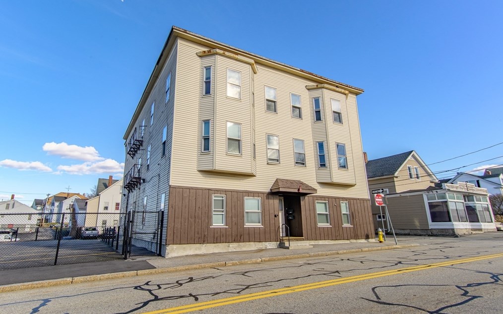 79 School St #3rd Fl Fr, Webster, MA 01570