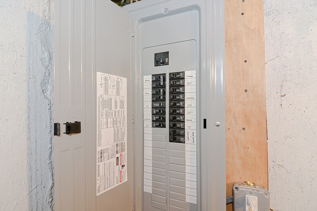 11 Caswell Ct, Douglas MA  01516-2049 exterior