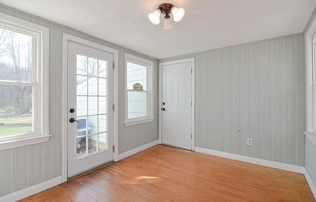 11 Caswell Ct, Douglas MA  01516-2049 exterior