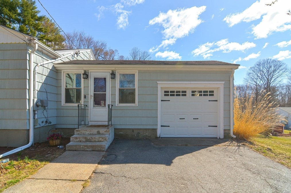 11 Caswell Ct, Douglas MA  01516-2049 exterior
