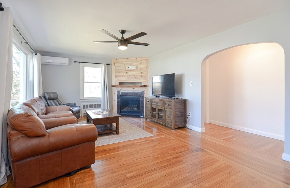 11 Caswell Ct, Douglas MA  01516-2049 exterior