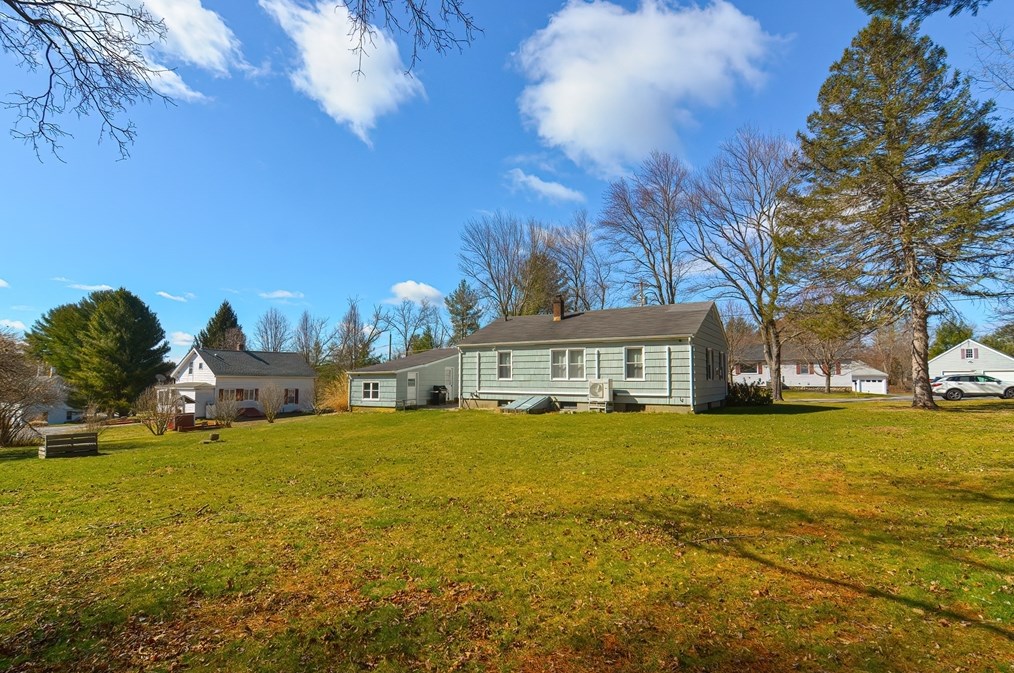 11 Caswell Ct, Douglas MA  01516-2049 exterior