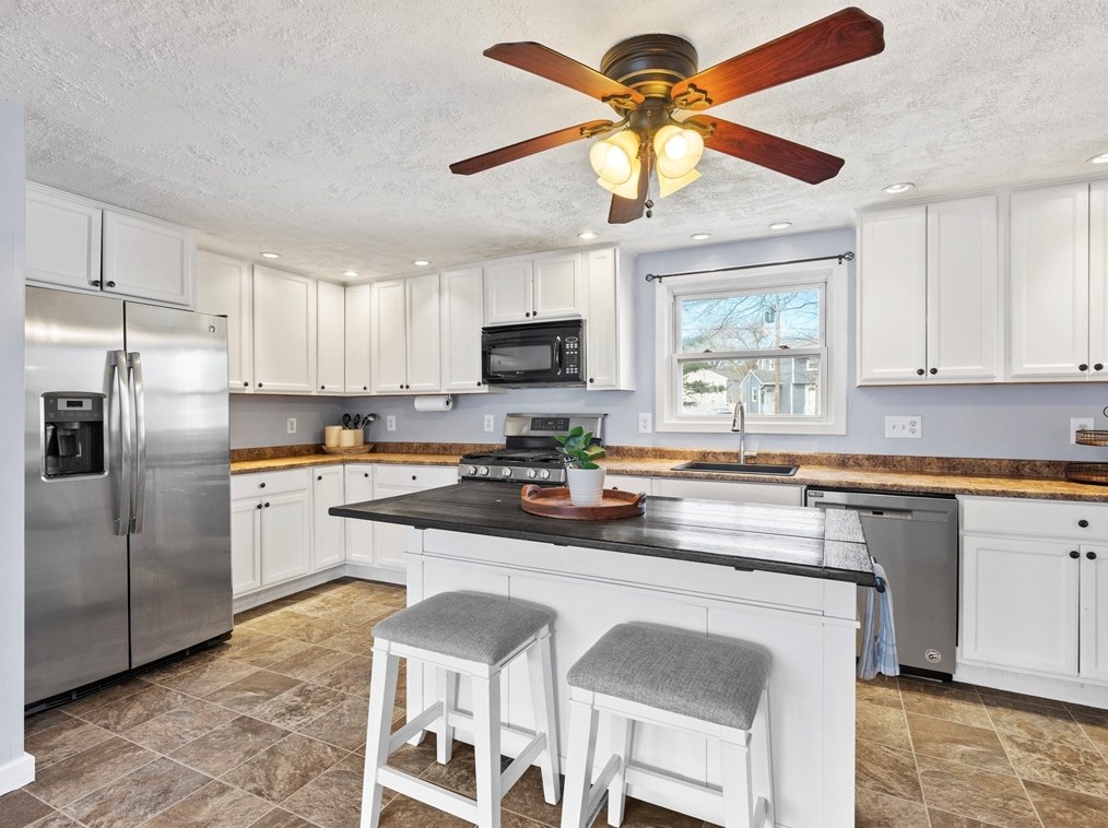 865 Shawsheen St, Tewksbury MA  01876-2342 exterior