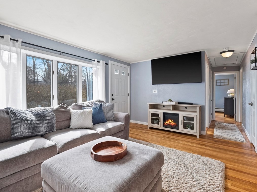 865 Shawsheen St, Tewksbury MA  01876-2342 exterior