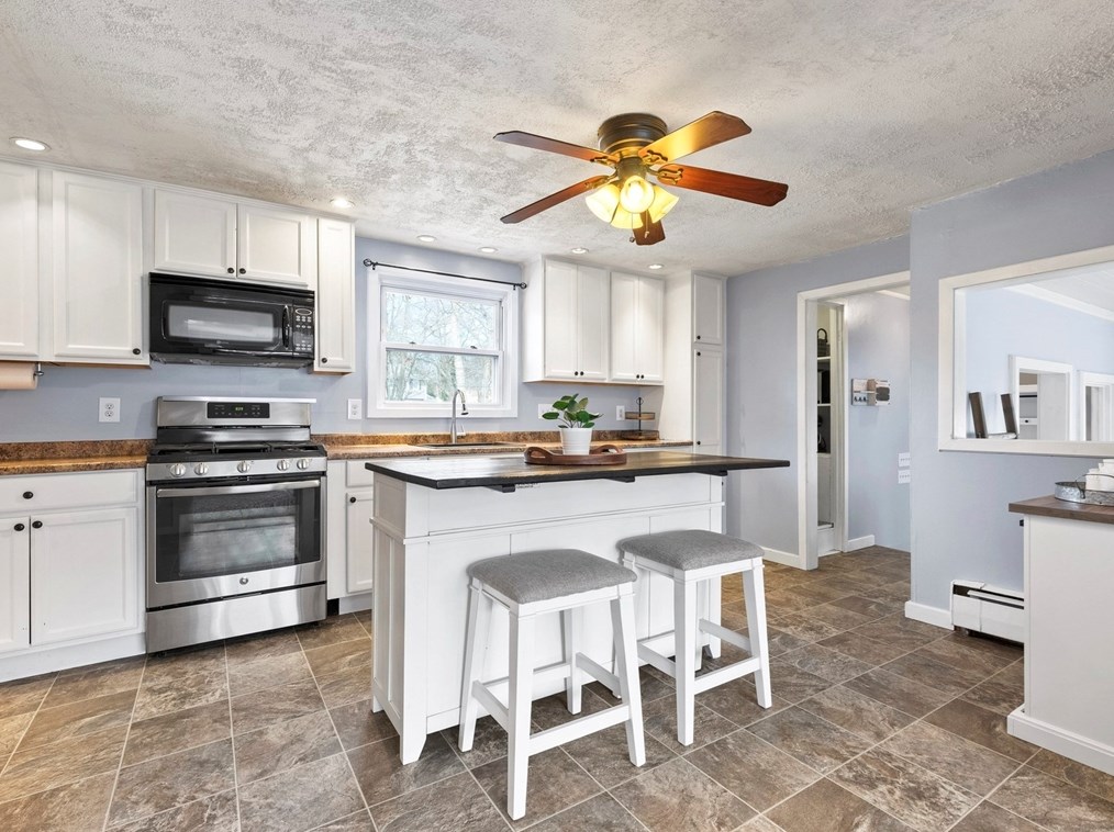 865 Shawsheen St, Tewksbury MA  01876-2342 exterior