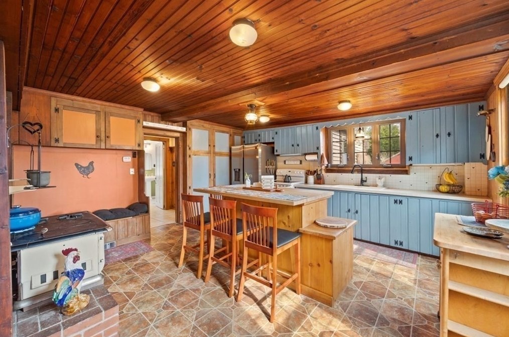 355 Pleasant St, Raynham MA  02767-1673 exterior