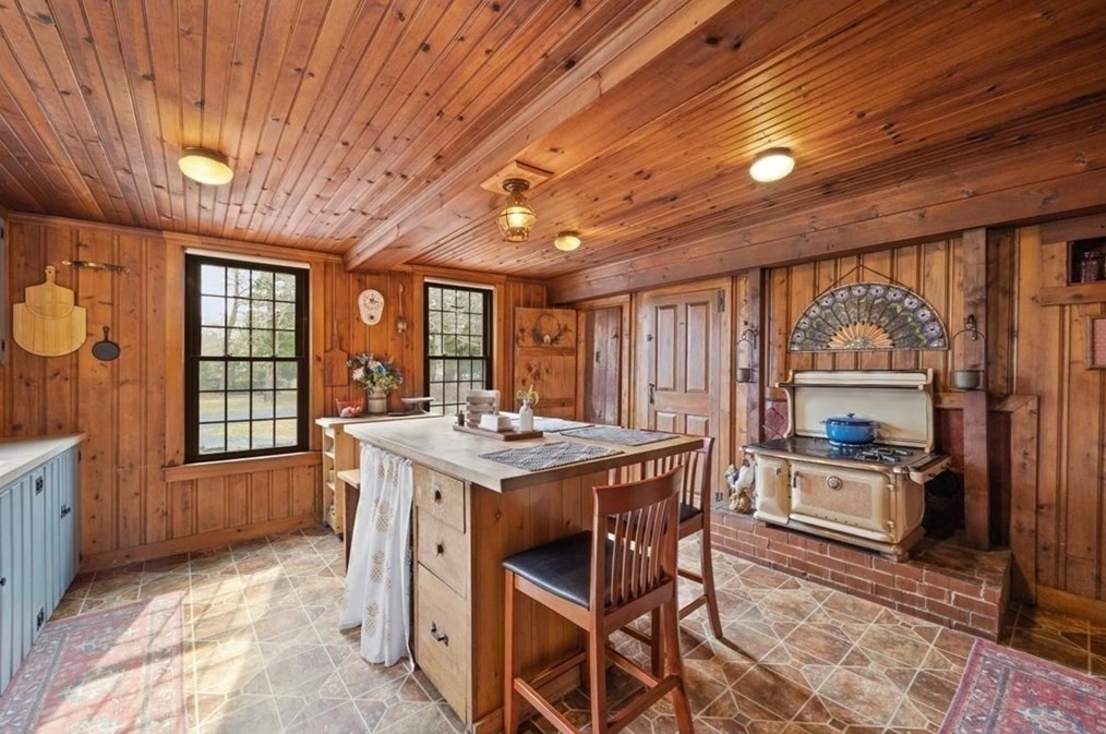 355 Pleasant St, Raynham MA  02767-1673 exterior