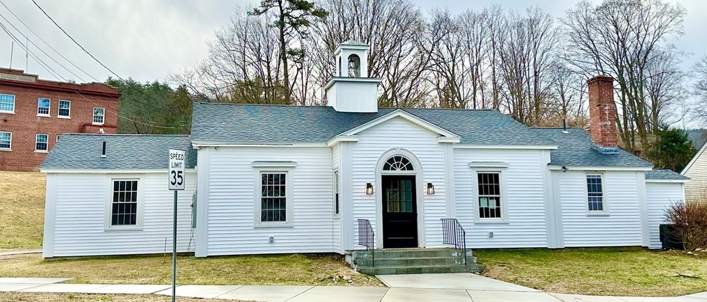 17 Moore St, Erving, MA 01344