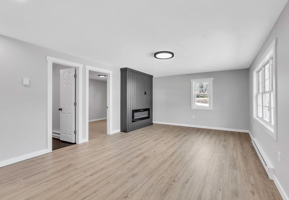 28 Old Depot Rd, Oxford MA  01540-1244 exterior