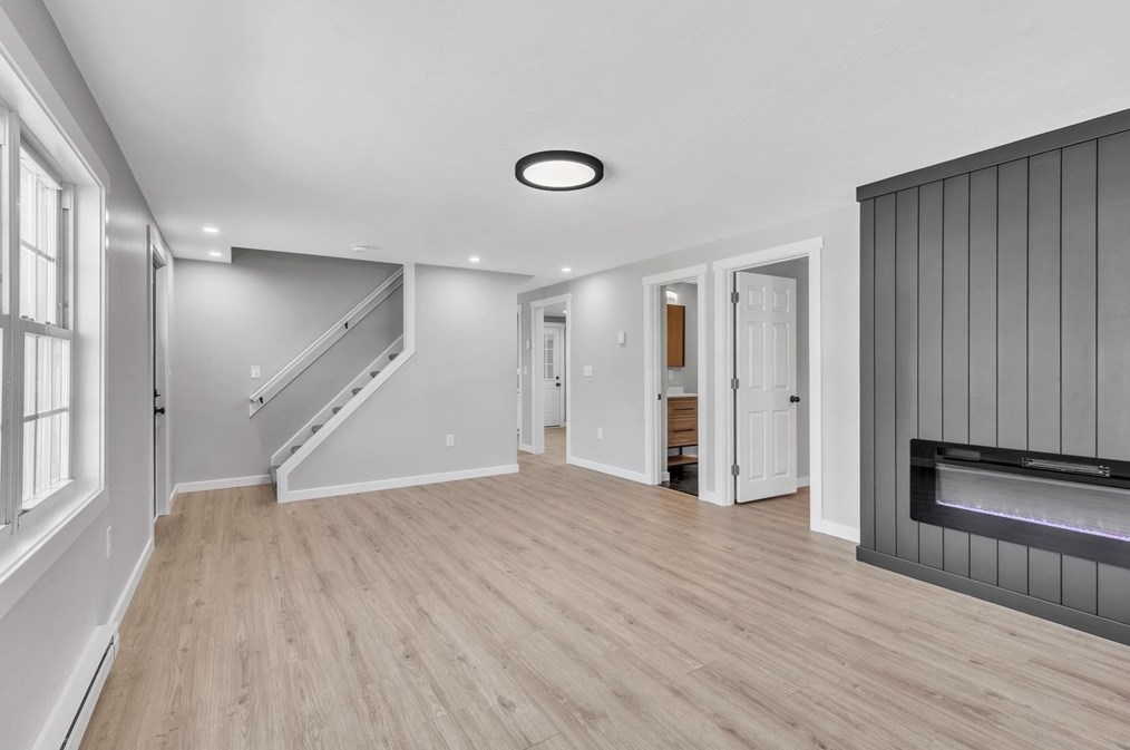 28 Old Depot Rd, Oxford MA  01540-1244 exterior