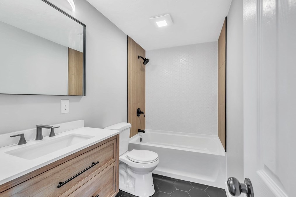 28 Old Depot Rd, Oxford MA  01540-1244 exterior