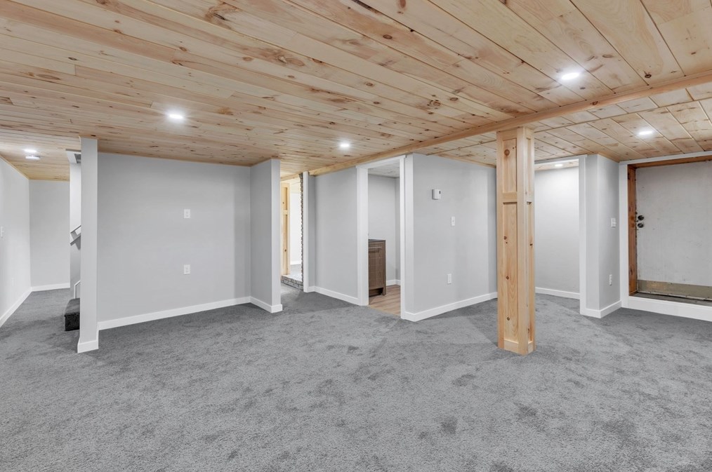 28 Old Depot Rd, Oxford MA  01540-1244 exterior