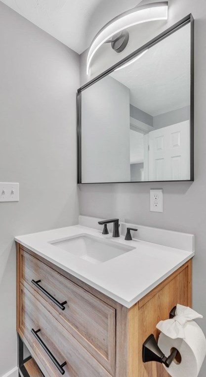 28 Old Depot Rd, Oxford MA  01540-1244 exterior