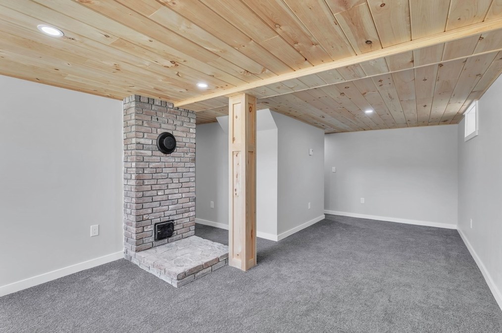 28 Old Depot Rd, Oxford MA  01540-1244 exterior