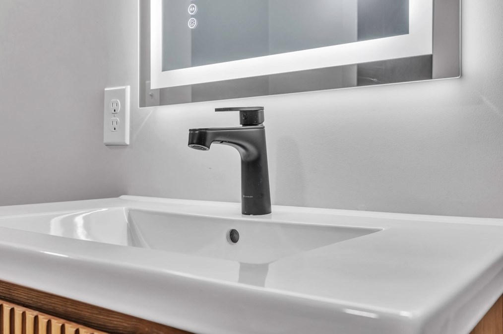 28 Old Depot Rd, Oxford MA  01540-1244 exterior