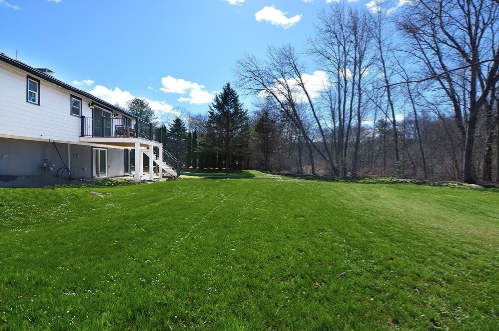 1 Duane Dr, North Reading MA 01864-1505 exterior