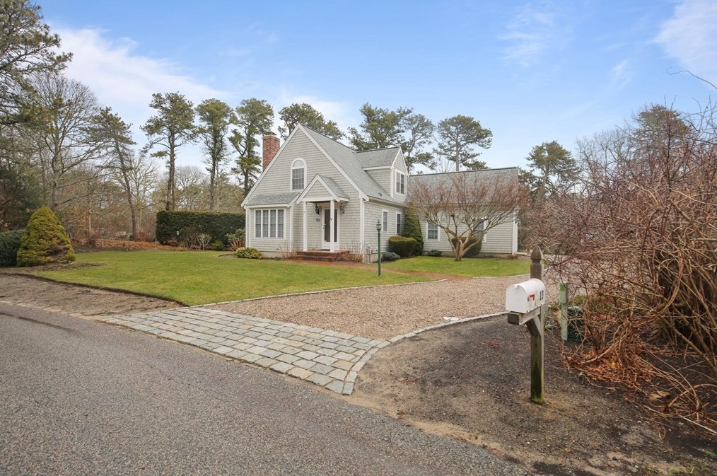 13 Vineyard Ln, Hardwich, MA 02645 exterior