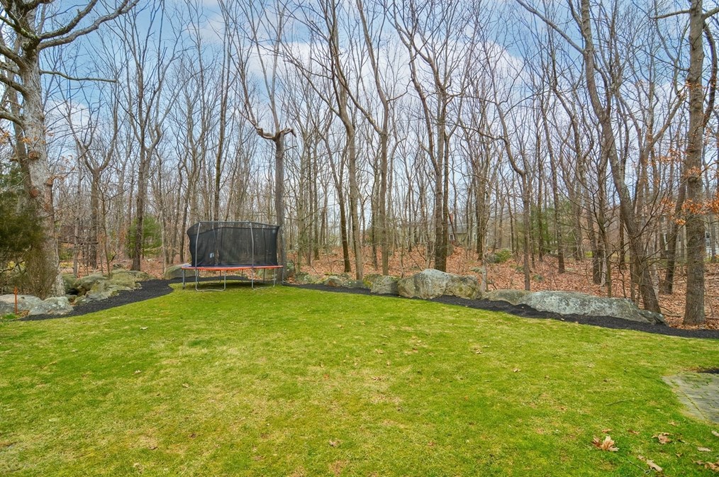 26 Aspen Rd, Sharon MA  02067-3207 exterior