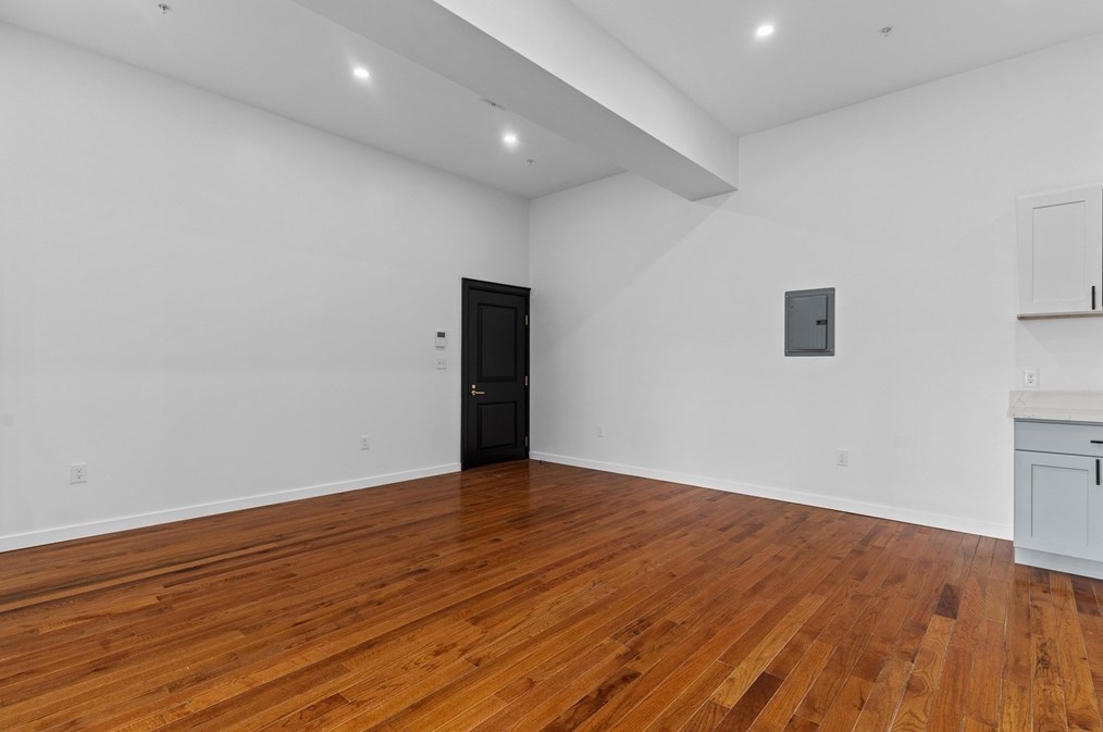 280 Essex St #303, Lawrence, MA 01840