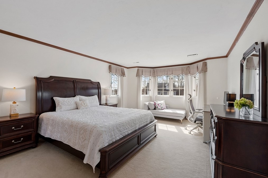 18 Camelot Dr, Shrewsbury MA  01545-7704 exterior