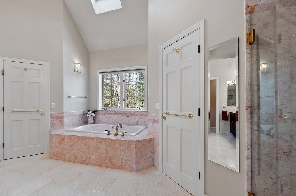 18 Camelot Dr, Shrewsbury MA  01545-7704 exterior