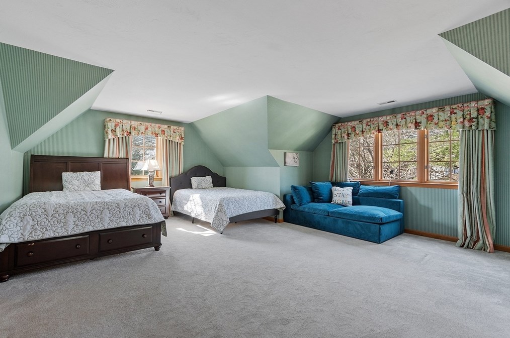 18 Camelot Dr, Shrewsbury MA  01545-7704 exterior