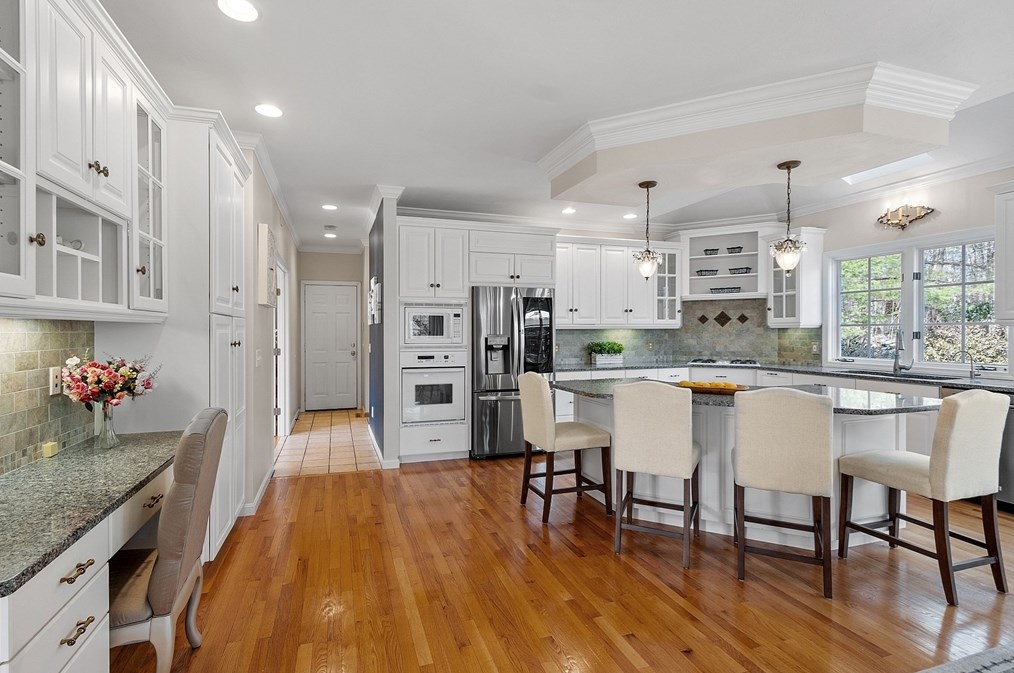 18 Camelot Dr, Shrewsbury MA  01545-7704 exterior