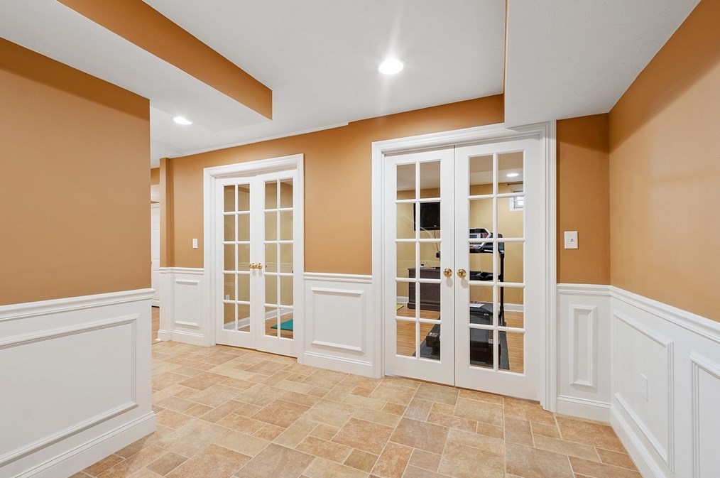 18 Camelot Dr, Shrewsbury MA  01545-7704 exterior