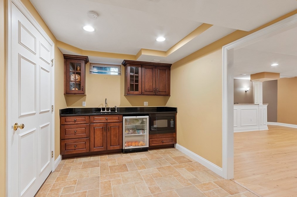 18 Camelot Dr, Shrewsbury MA  01545-7704 exterior