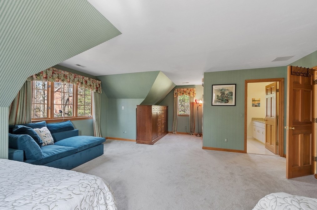 18 Camelot Dr, Shrewsbury MA  01545-7704 exterior