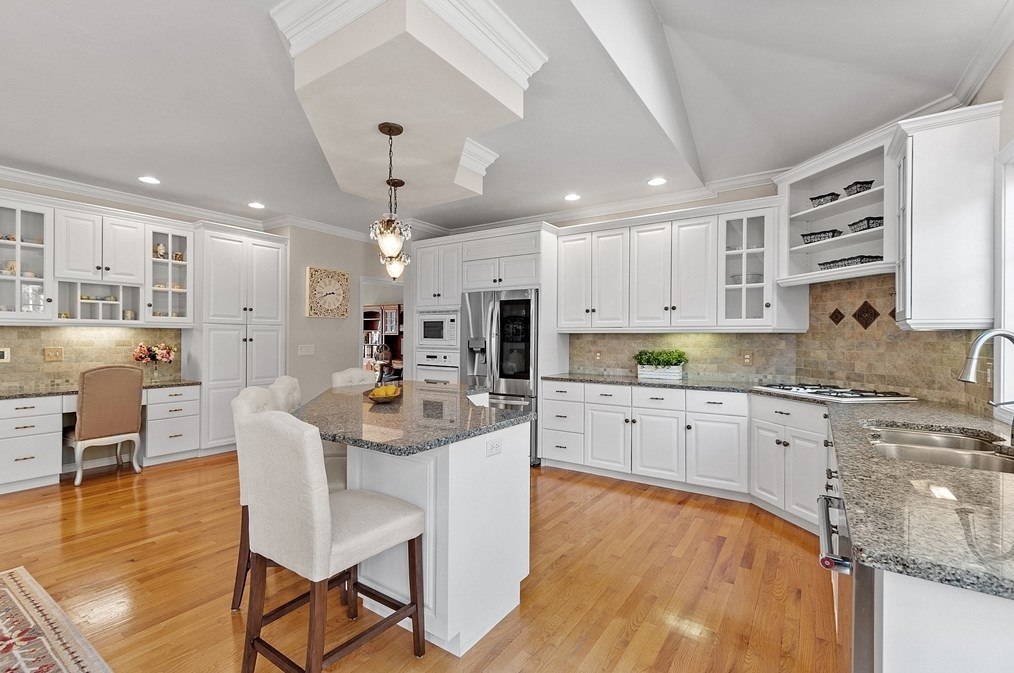 18 Camelot Dr, Shrewsbury MA  01545-7704 exterior