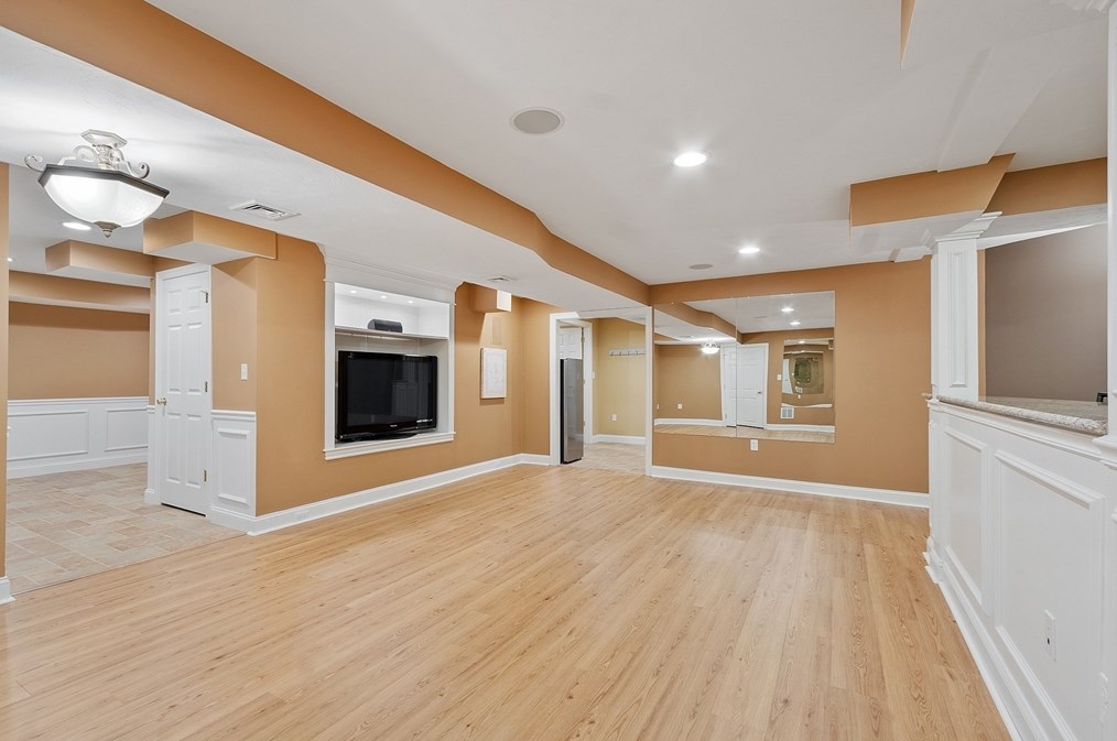 18 Camelot Dr, Shrewsbury MA  01545-7704 exterior