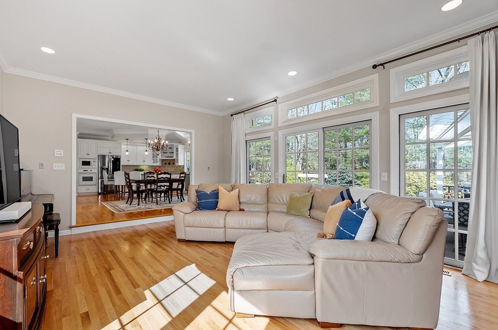 18 Camelot Dr, Shrewsbury MA  01545-7704 exterior