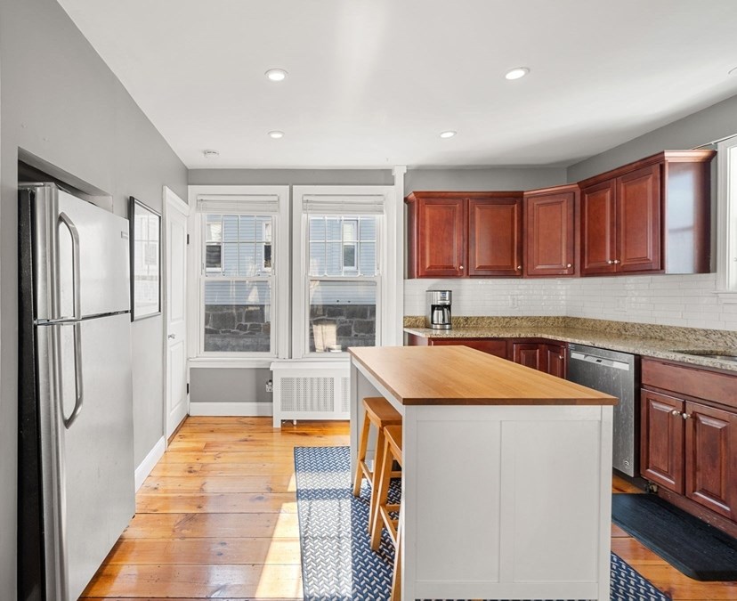 17 Whitney Ave, Beverly MA  01915-3435 exterior